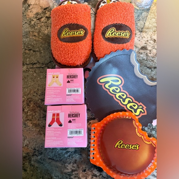 Reese's Orange Cozy Slippers Youth sz M 2/3 Socks and Notebook Set Fun Bag NEW - Picture 1 of 16